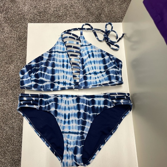 Two bikinis and extra top - Picture 4 of 6